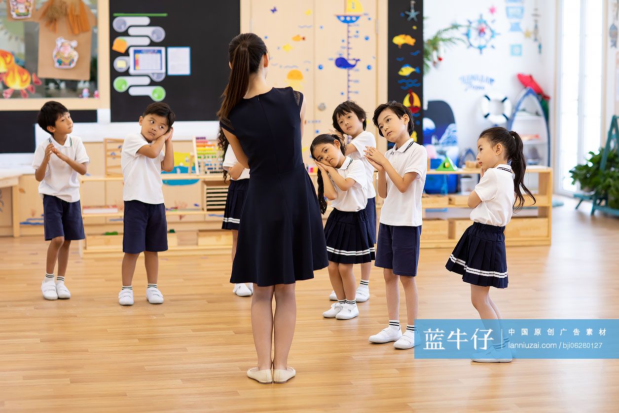 幼儿园老师教孩子跳舞