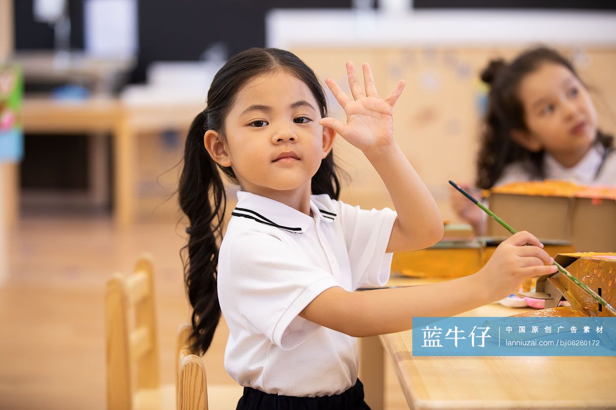 小女孩上手工课