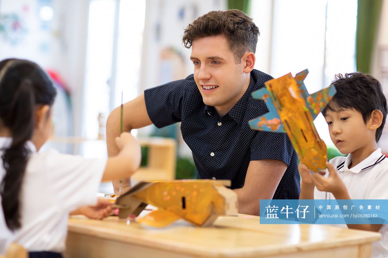 外教给孩子上手工课