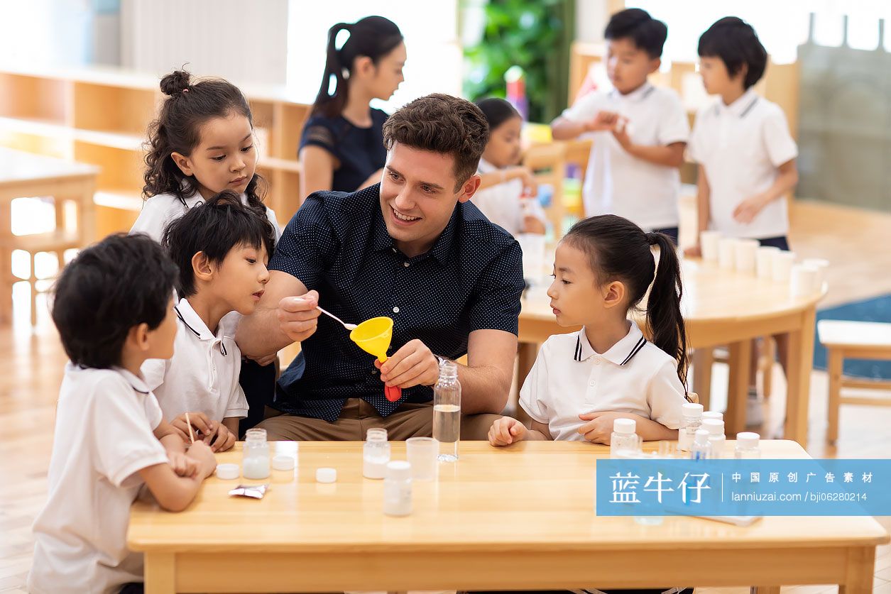 孩子们在教室做科学试验
