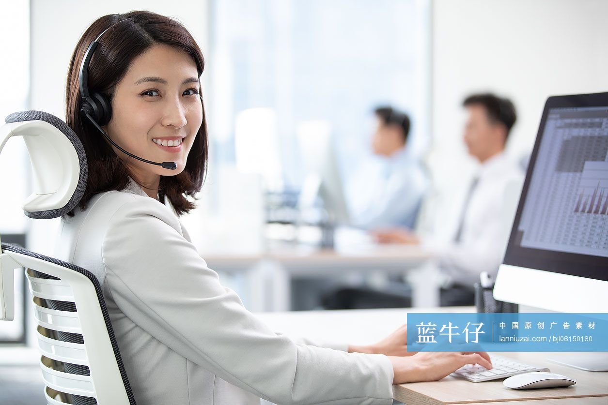 商务人士在办公室工作