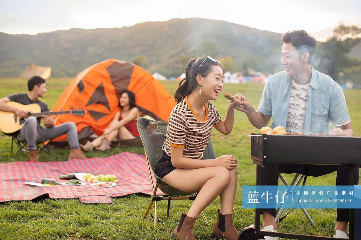 快乐的年轻朋友在户外烧烤