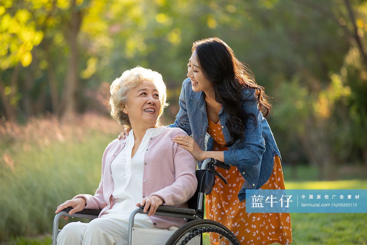 快乐的母女俩在公园聊天