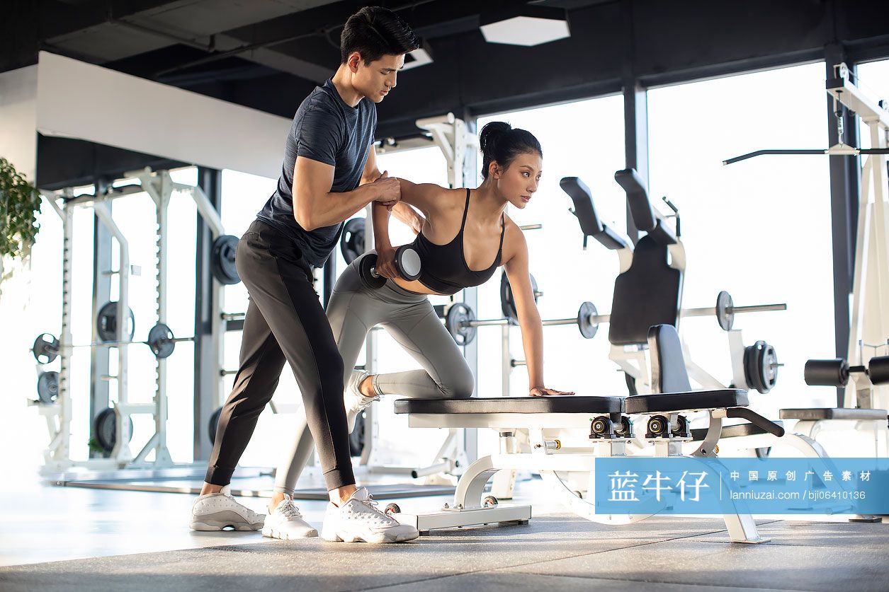 年轻女士上私教课