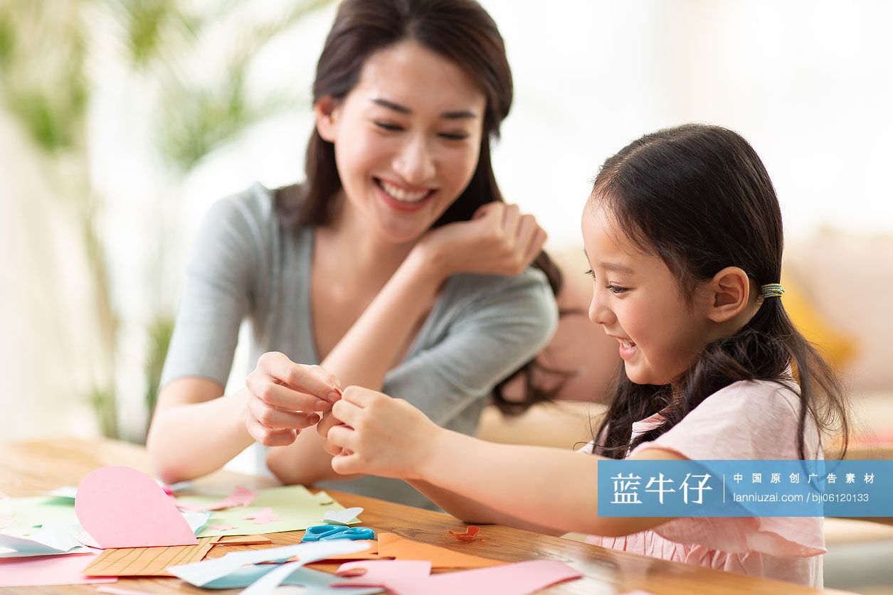 快乐的母女俩在家剪纸