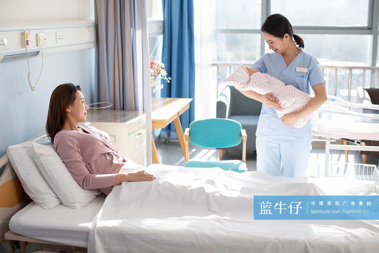 护士帮助新手妈妈照顾婴儿