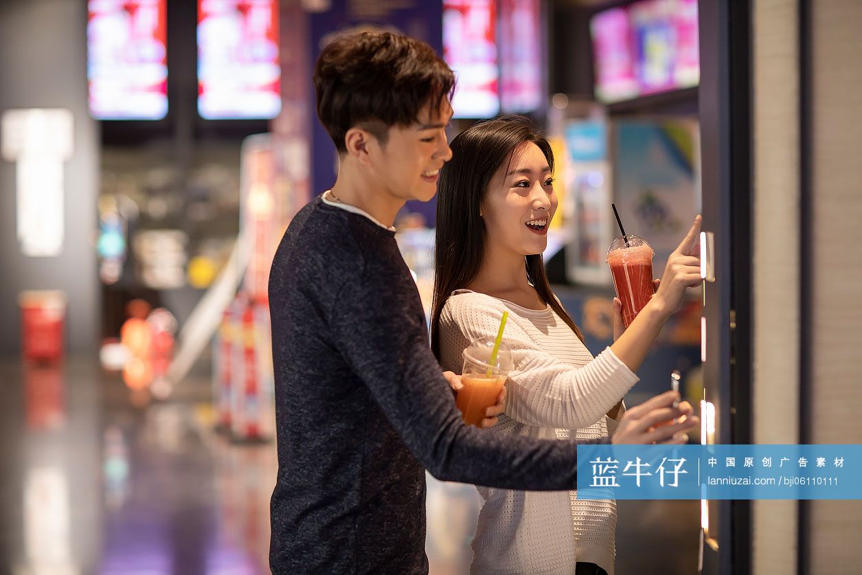 快乐的年轻情侣在商场约会