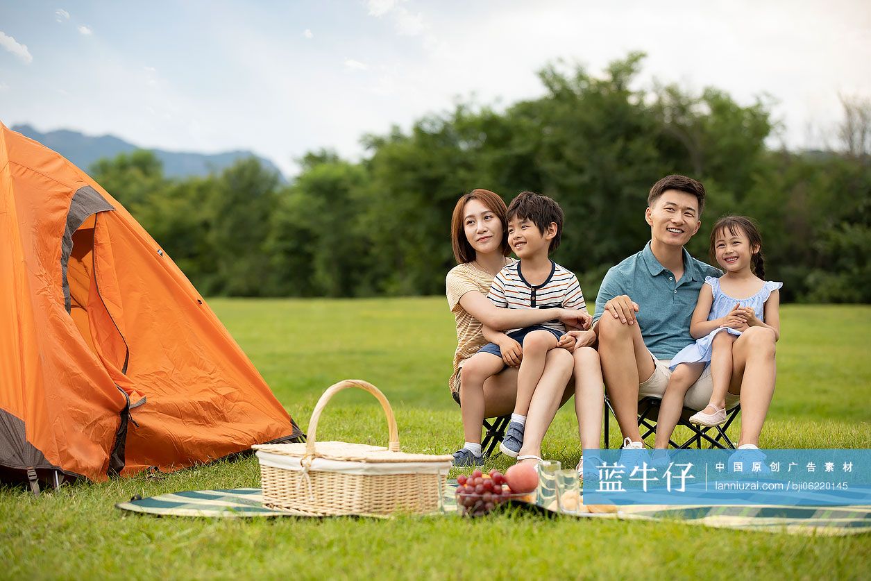 快乐的年轻家庭在户外露营