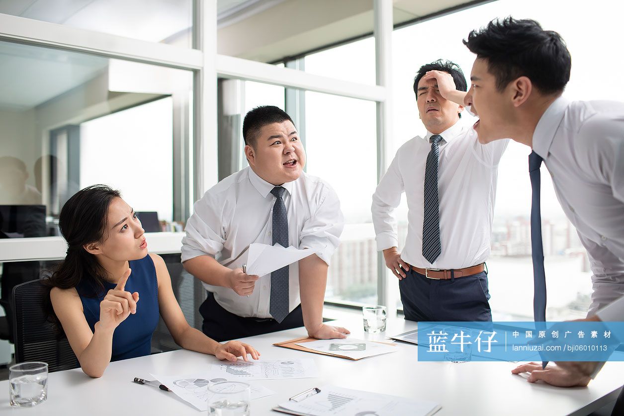 商务人士在会议室争吵