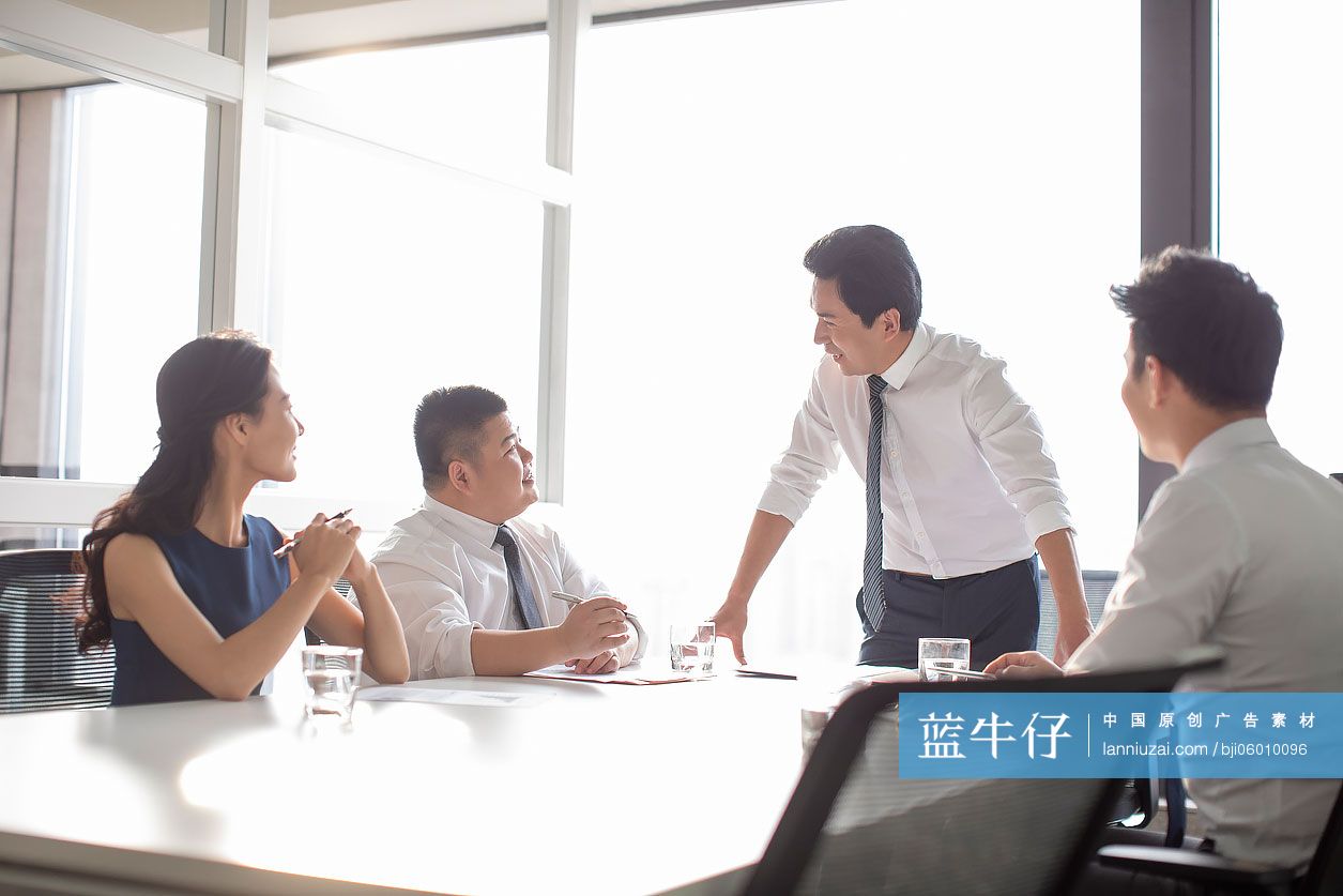 自信的商务人士在会议室开会