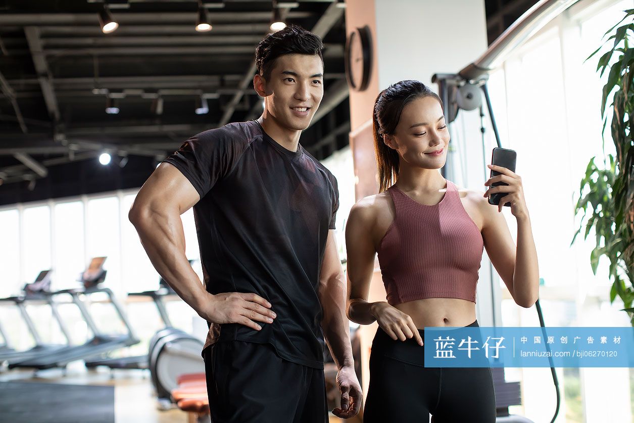 年轻情侣在健身房自拍-蓝牛仔影像-中国原创广告影像素材