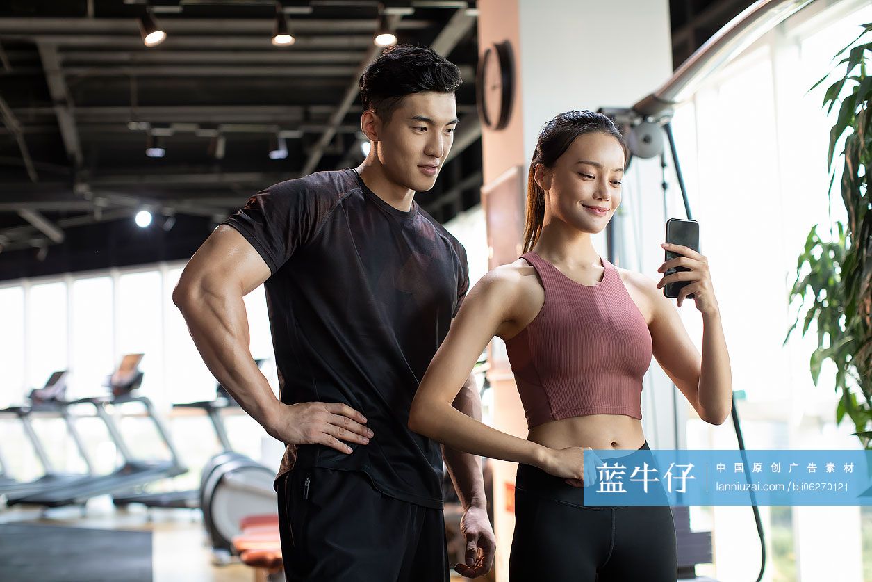 年轻情侣在健身房自拍-蓝牛仔影像-中国原创广告影像素材