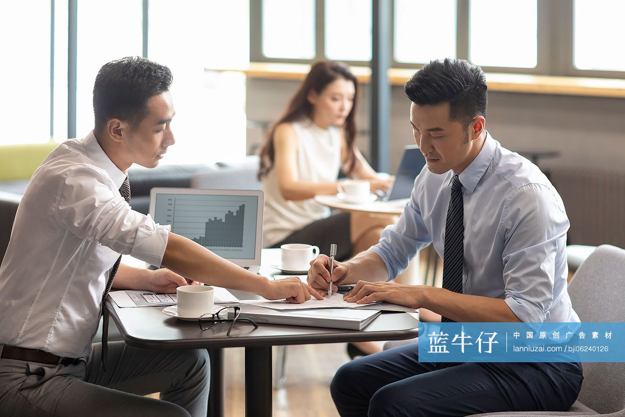 商务男士在咖啡馆沟通工作