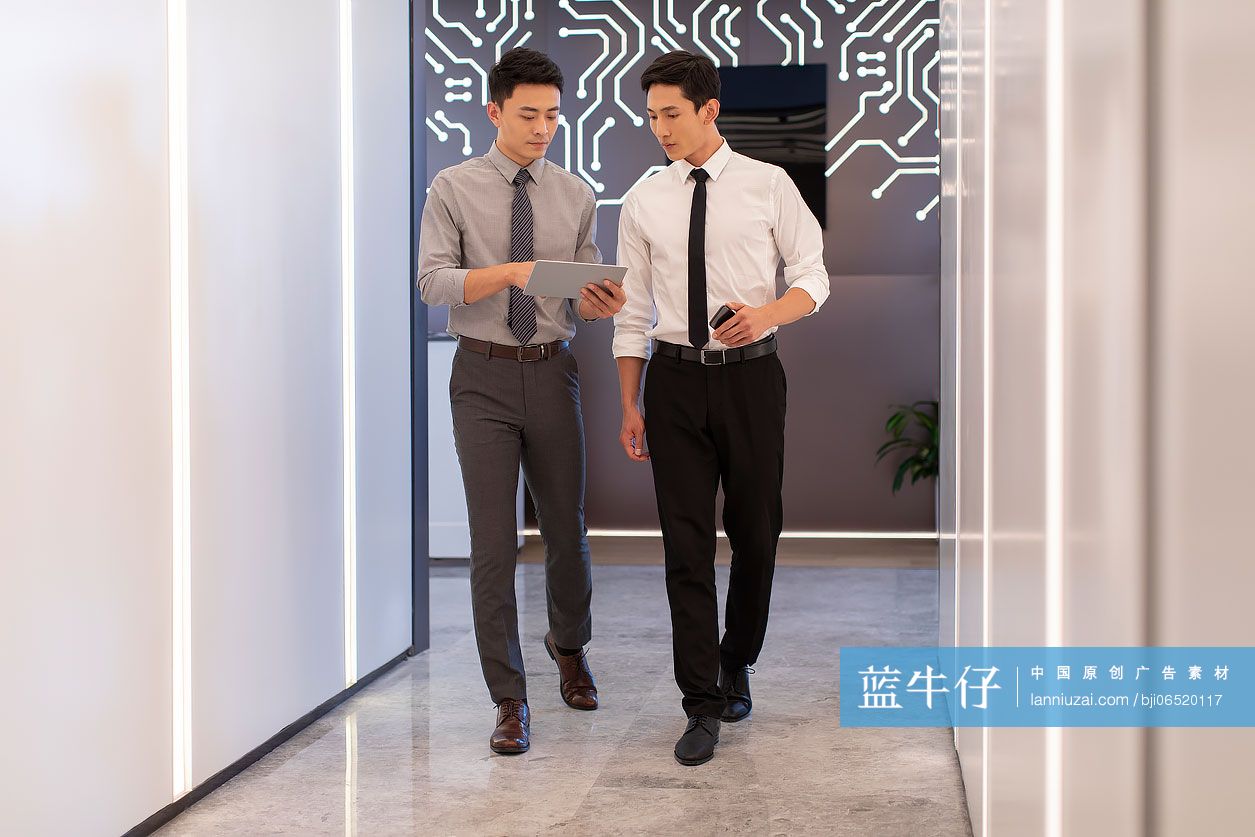 商务人士讨论工作-蓝牛仔影像-中国原创广告影像素材