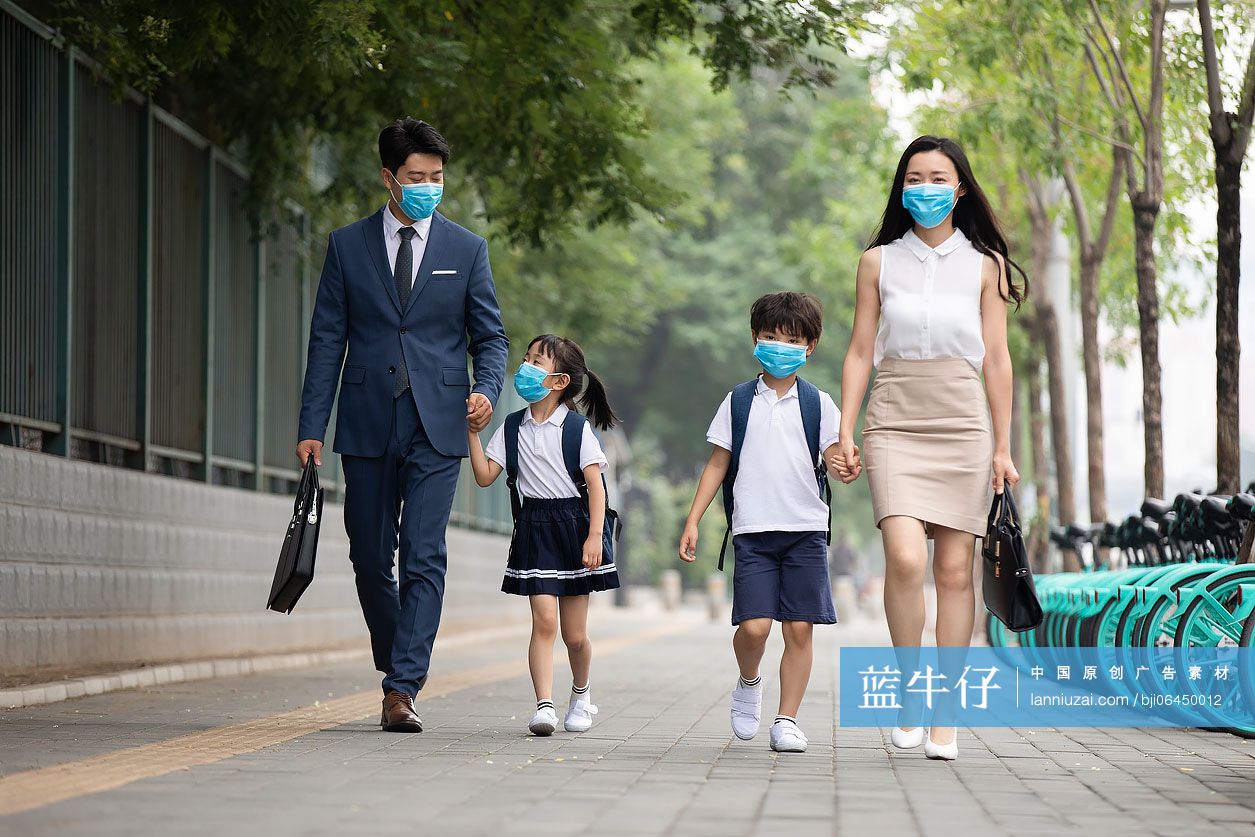年轻家庭戴着口罩出行