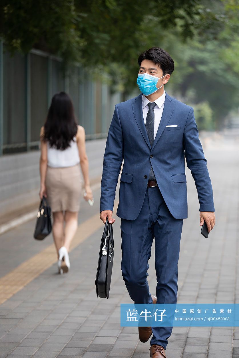 商务人士戴着口罩去上班