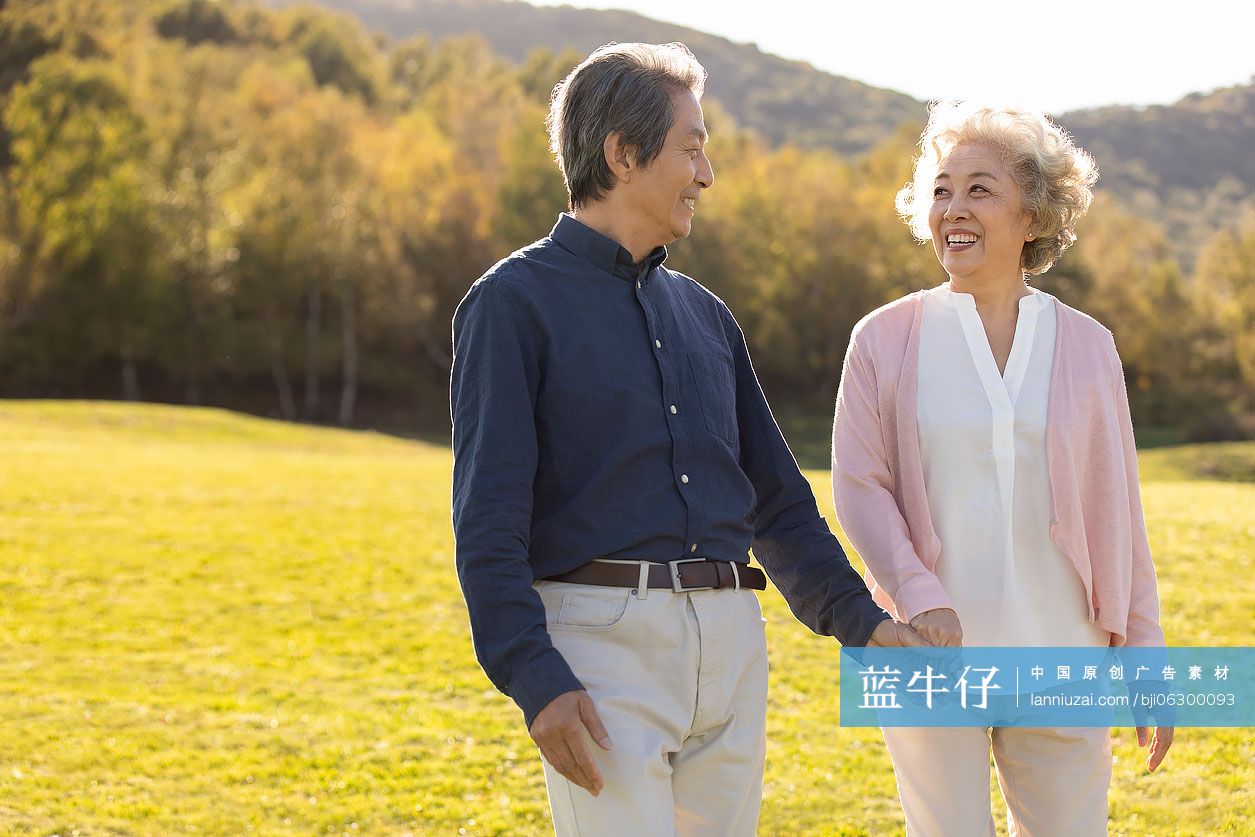 快乐的老年夫妇手牵手-蓝牛仔影像-中国原创广告影像素材