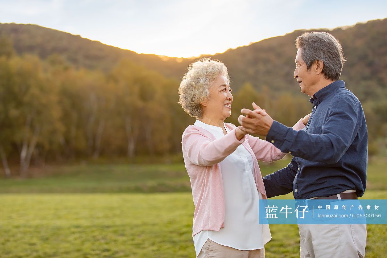 快乐的老年夫妇在草地上跳舞-蓝牛仔影像-中国原创广告影像素材
