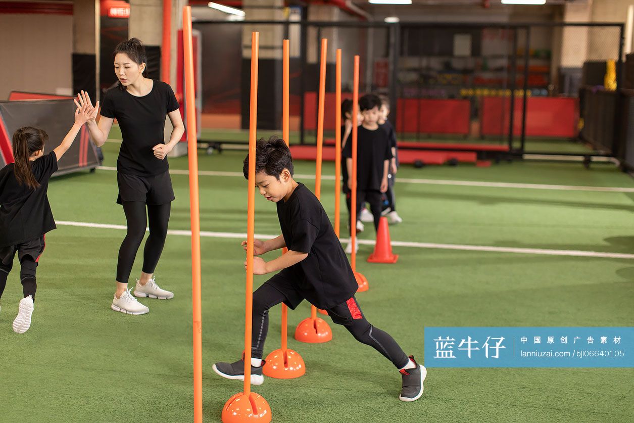 儿童在教练的指导下进行体能训练