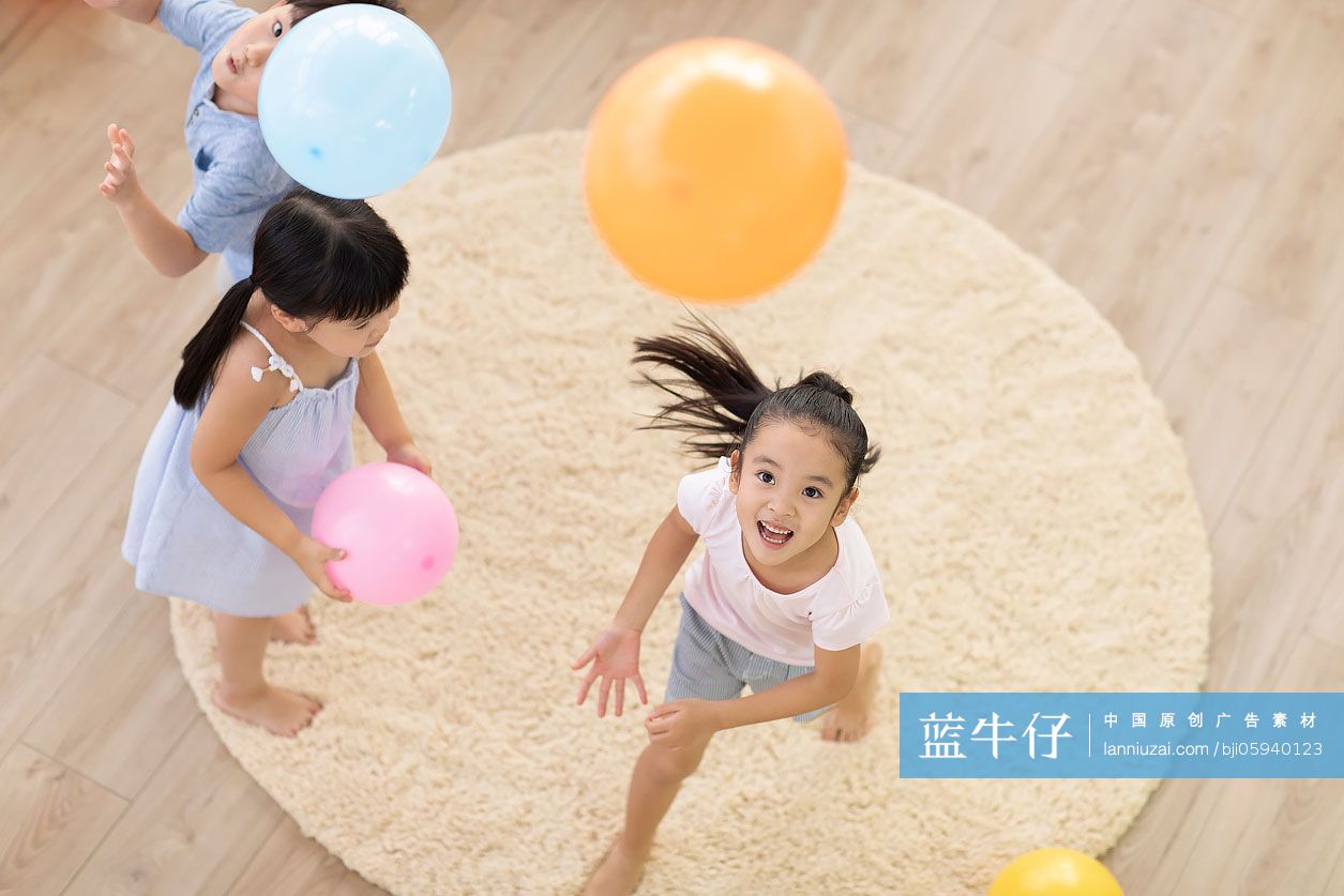 三个小朋友在客厅玩气球