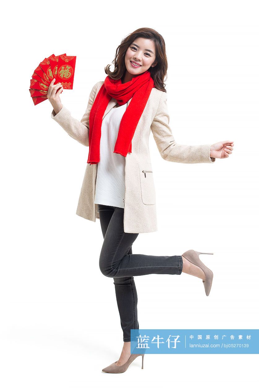 快乐的年轻女士手拿红包