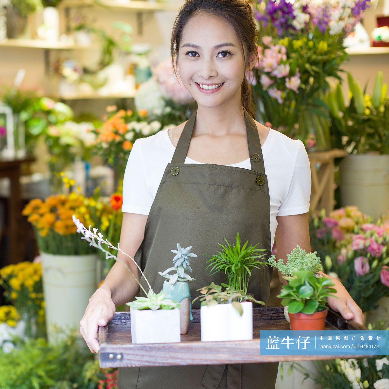 花店老板在店里工作