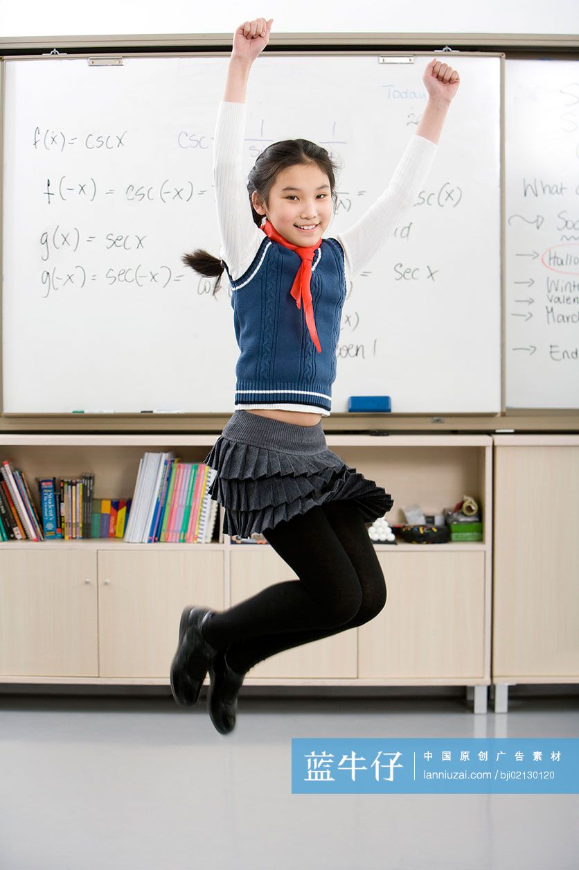 小学生在黑板前跳跃