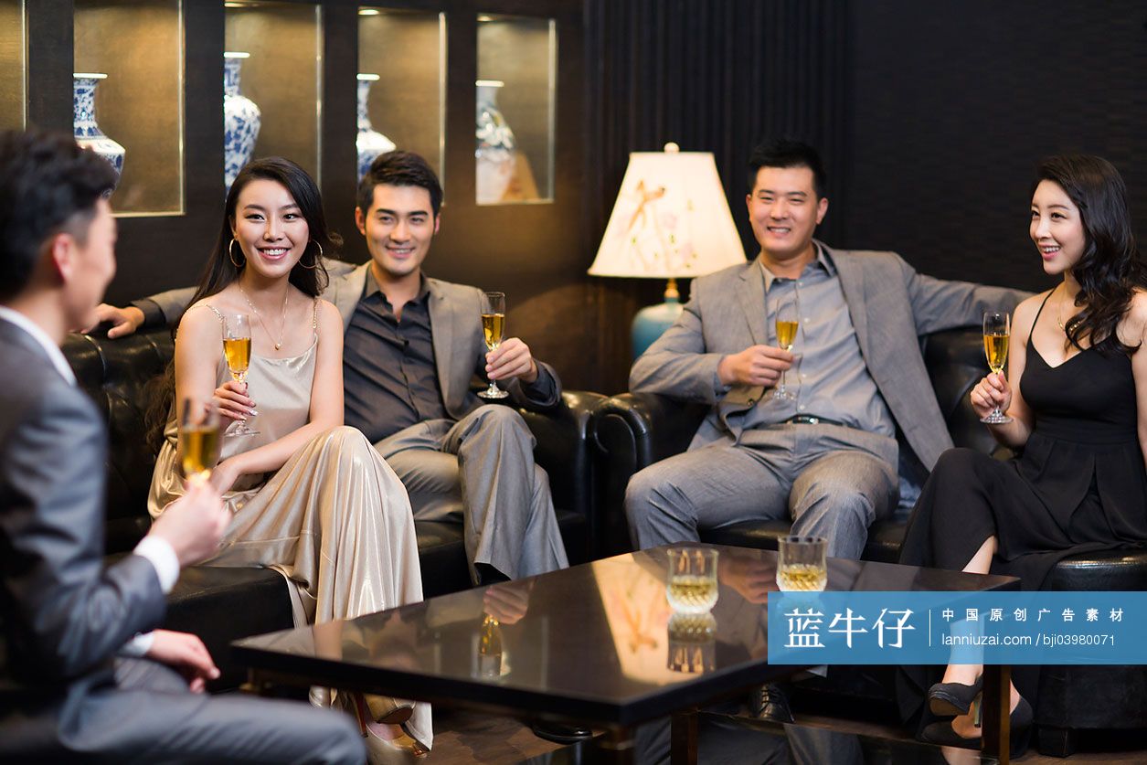年轻人在高档会所聚会喝酒