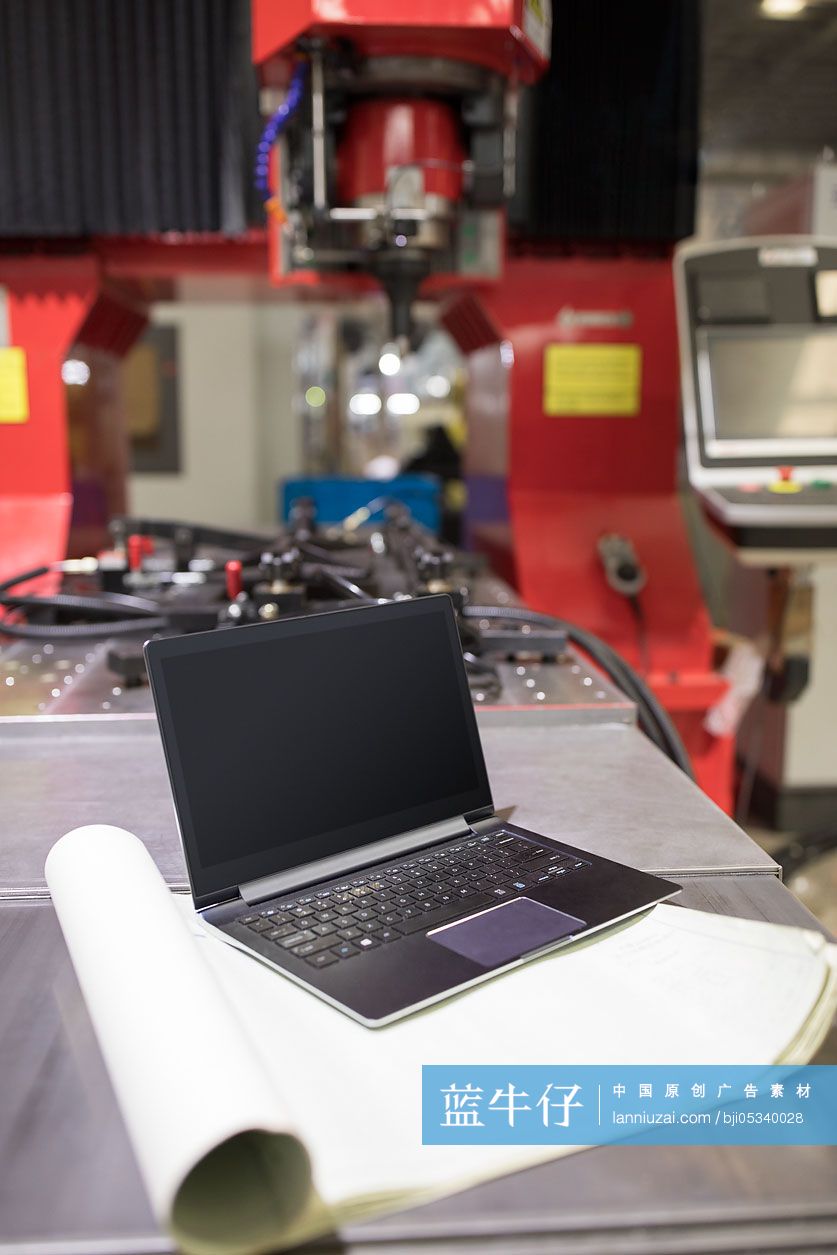 设计图纸和笔记本电脑