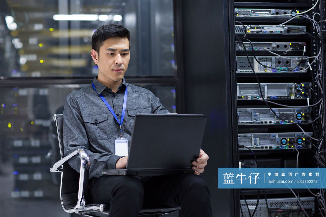 商务人士在机房使用笔记本电脑