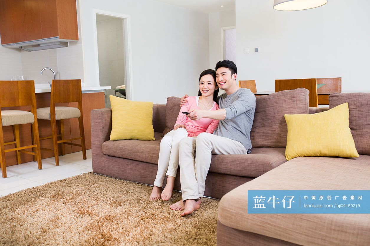 年轻夫妇看电视