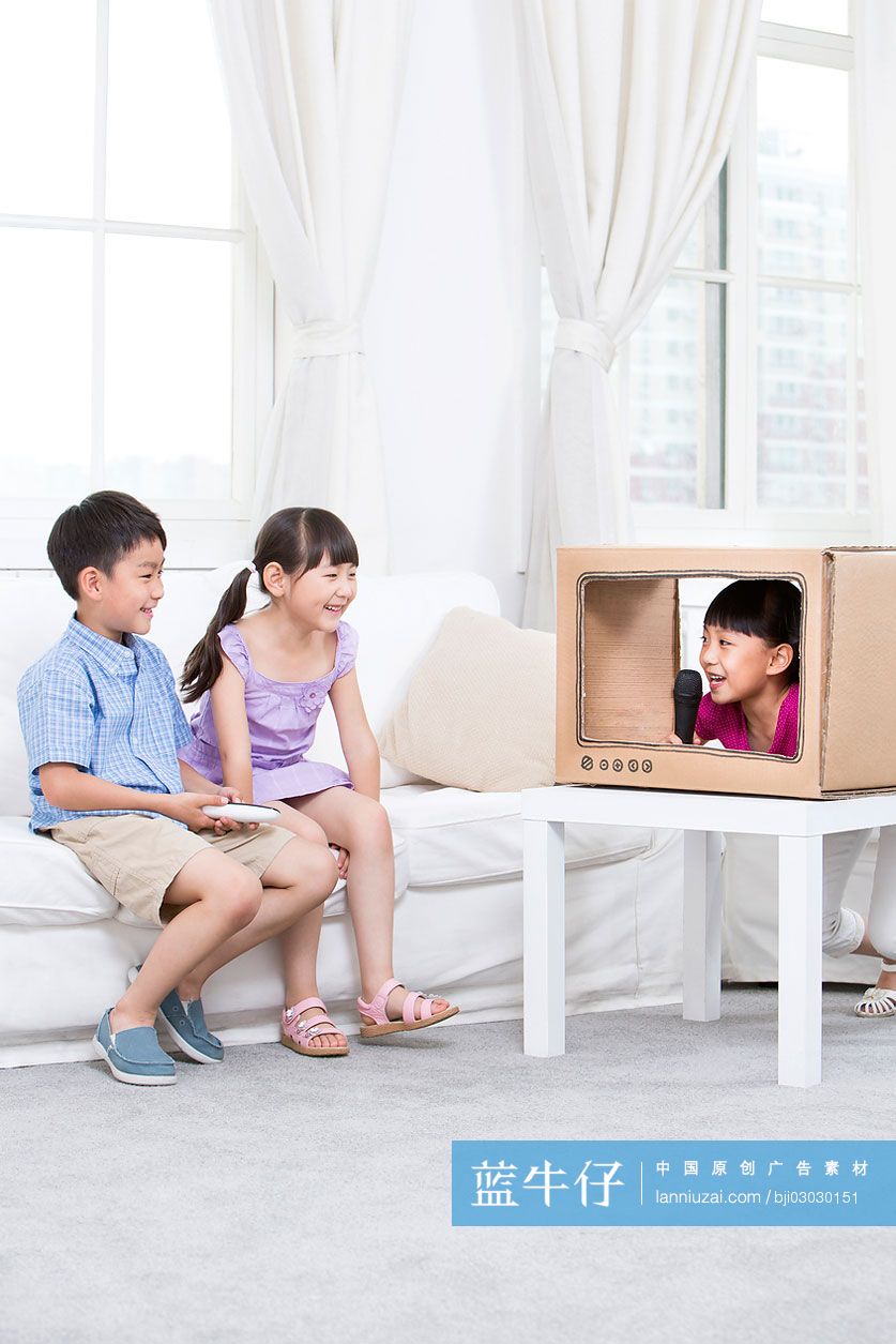 孩子们和纸做的玩具电视