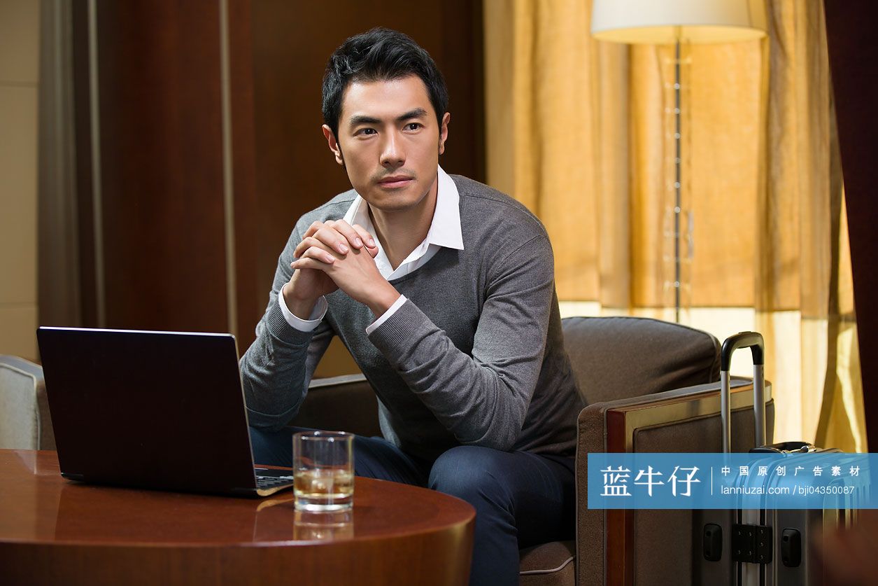 商务男士在宾馆沉思-蓝牛仔影像-中国原创广告影像素材