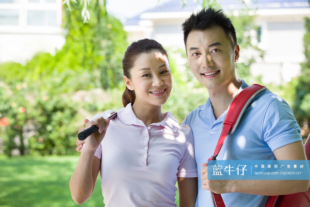 年轻情侣去打网球