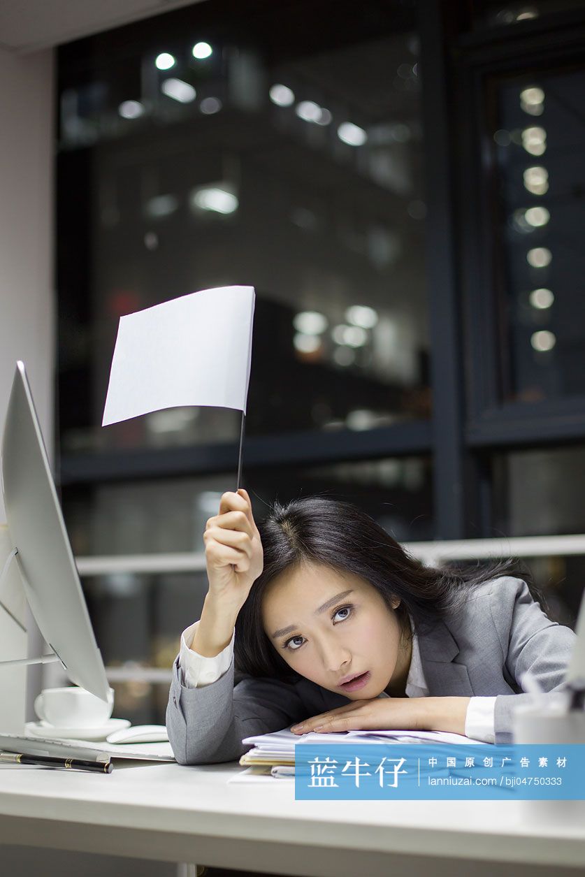 商务女士在办公室加班