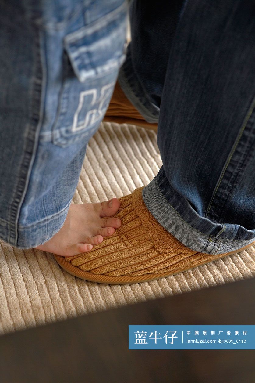 小孩和大人的脚