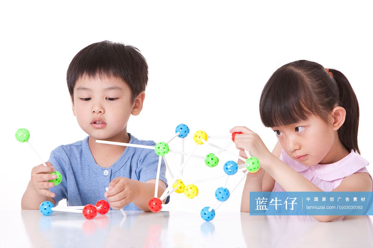 男孩女孩玩万象球