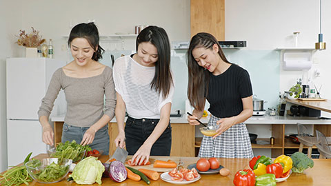 Young Chinese friends cooking in kitchen,4K