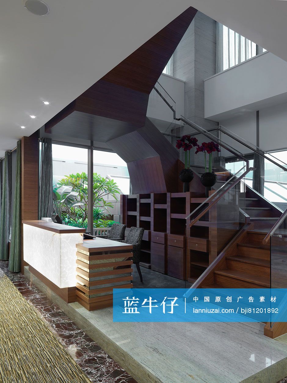 Hotel reception area by wooden staircase-蓝牛仔影像-中国原创广告影像素材