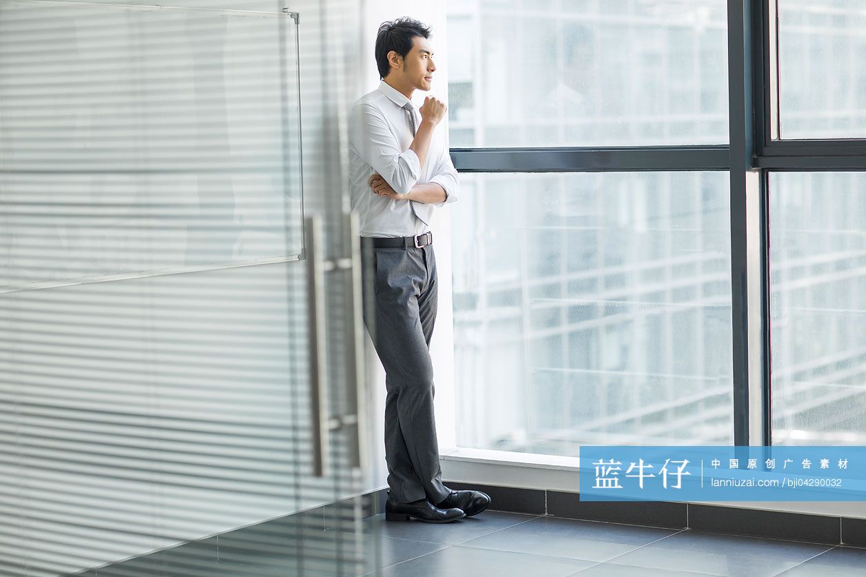 商务男士在办公室沉思