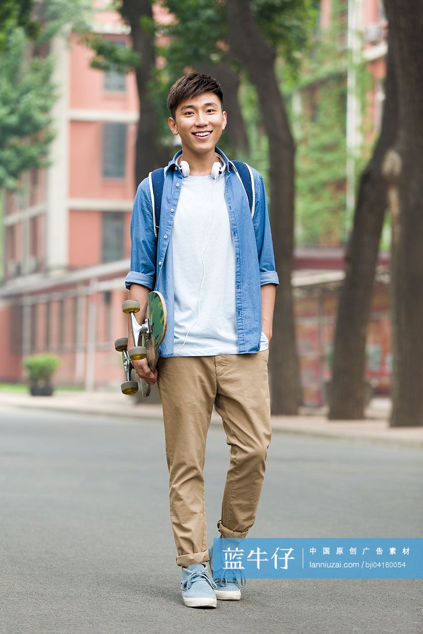 校园里拿着滑板的大学生