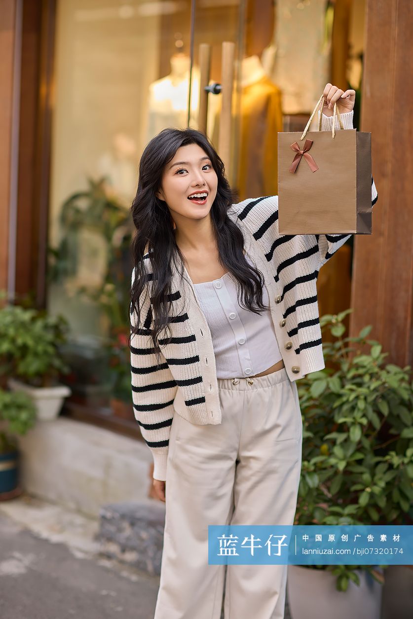 年轻女性旅游购物