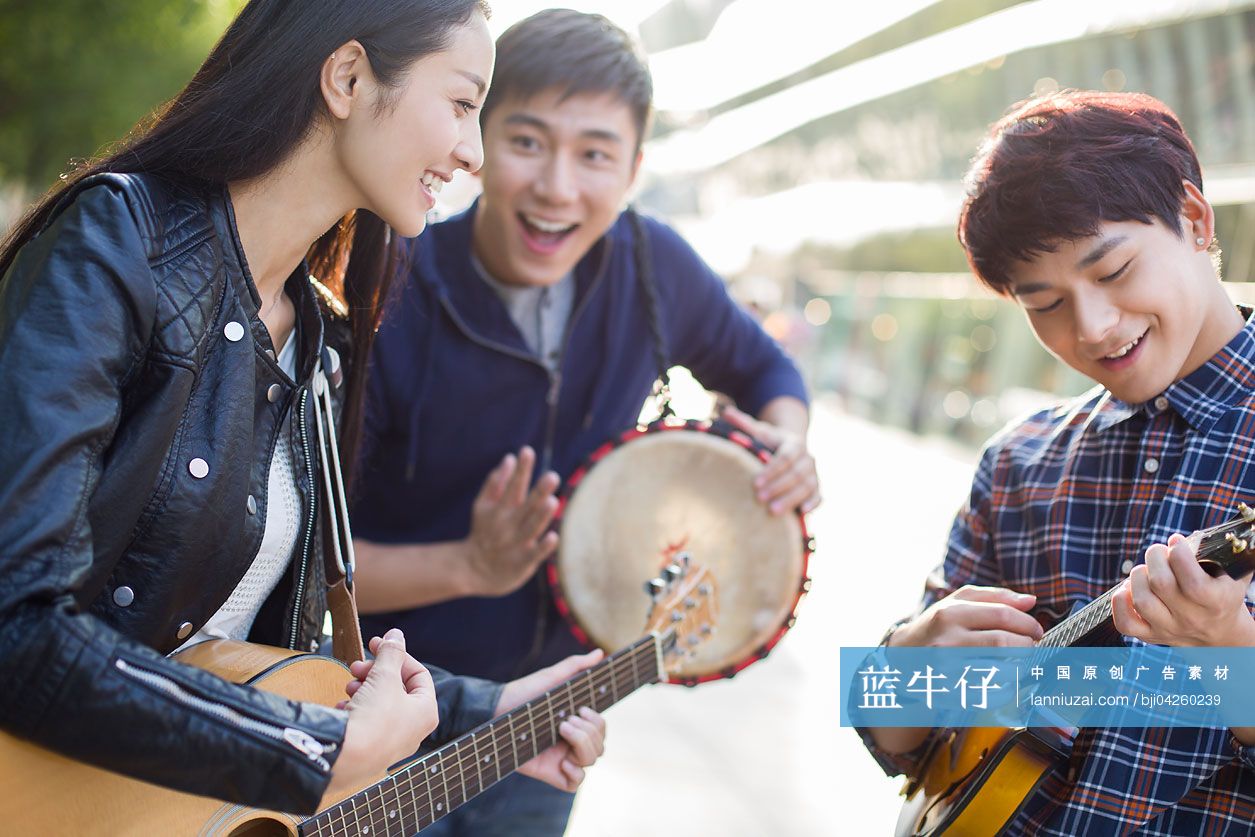 年轻人在街边演奏音乐
