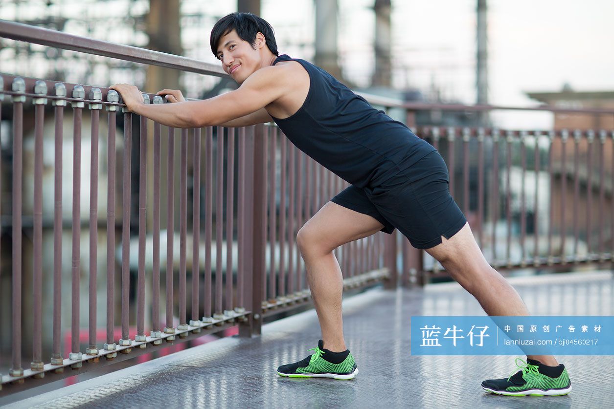 年轻男子在户外锻炼身体