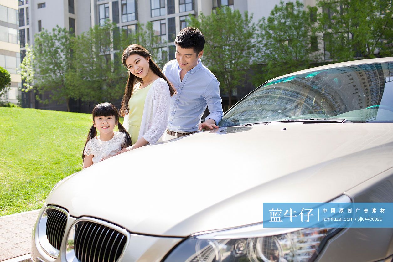 快乐的三口之家和汽车