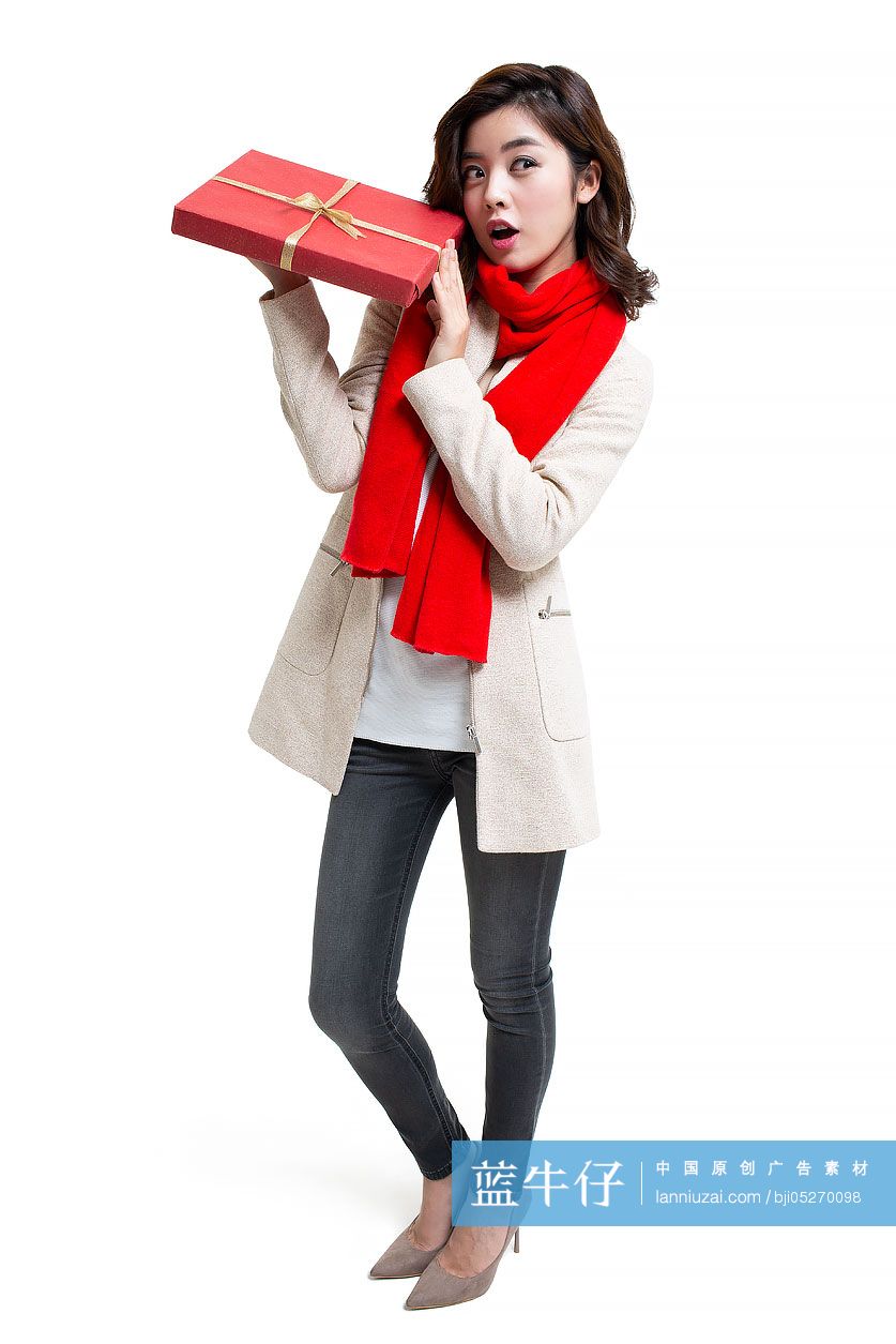 快乐的年轻女士手拿礼物