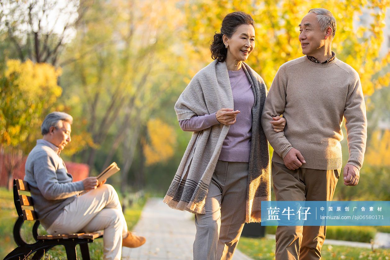 老年人在公园放松身心