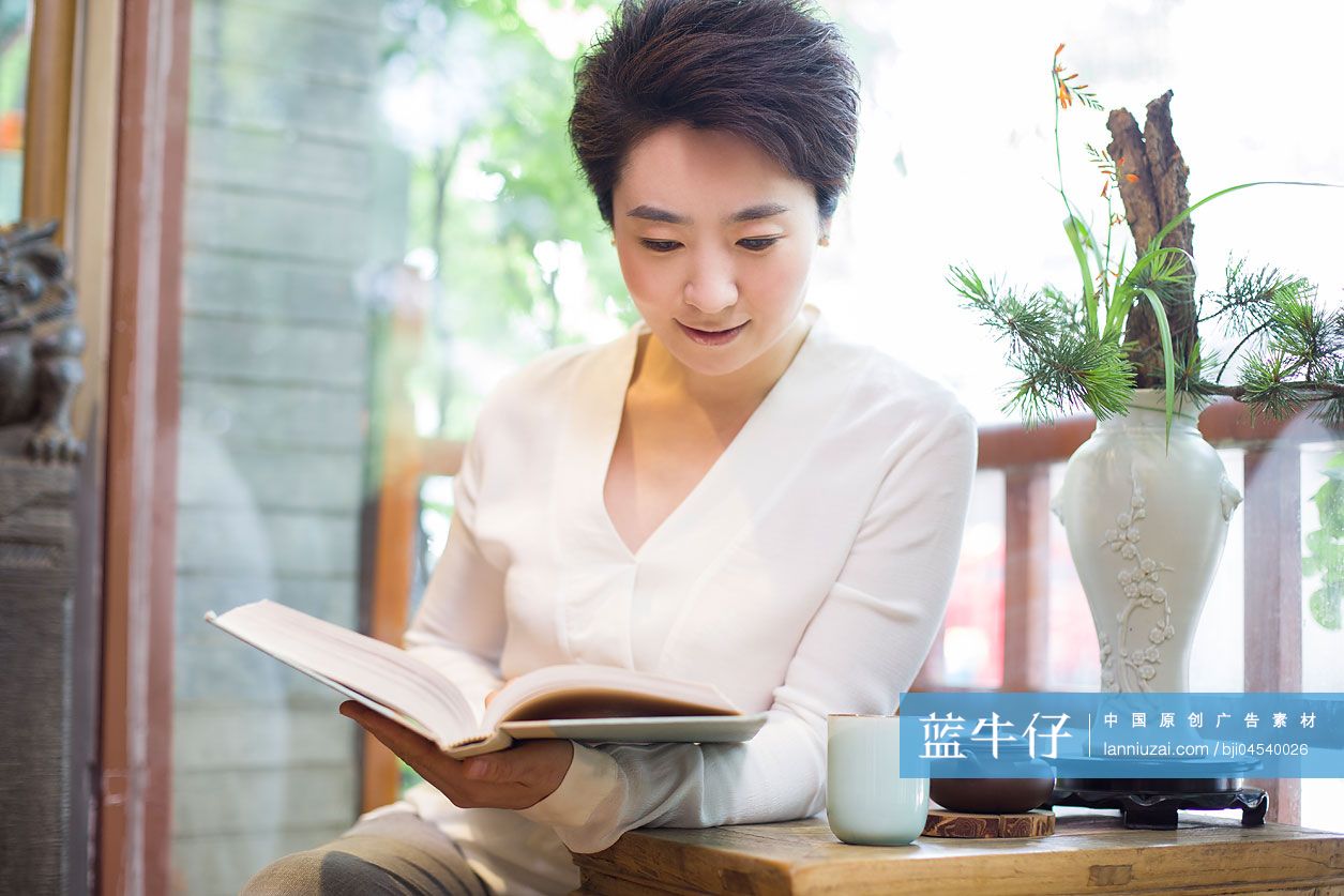 中年女子在茶馆看书