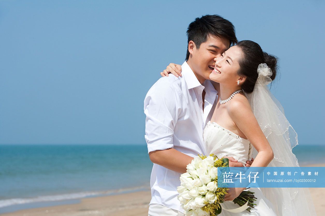 海滩浪漫婚纱情侣