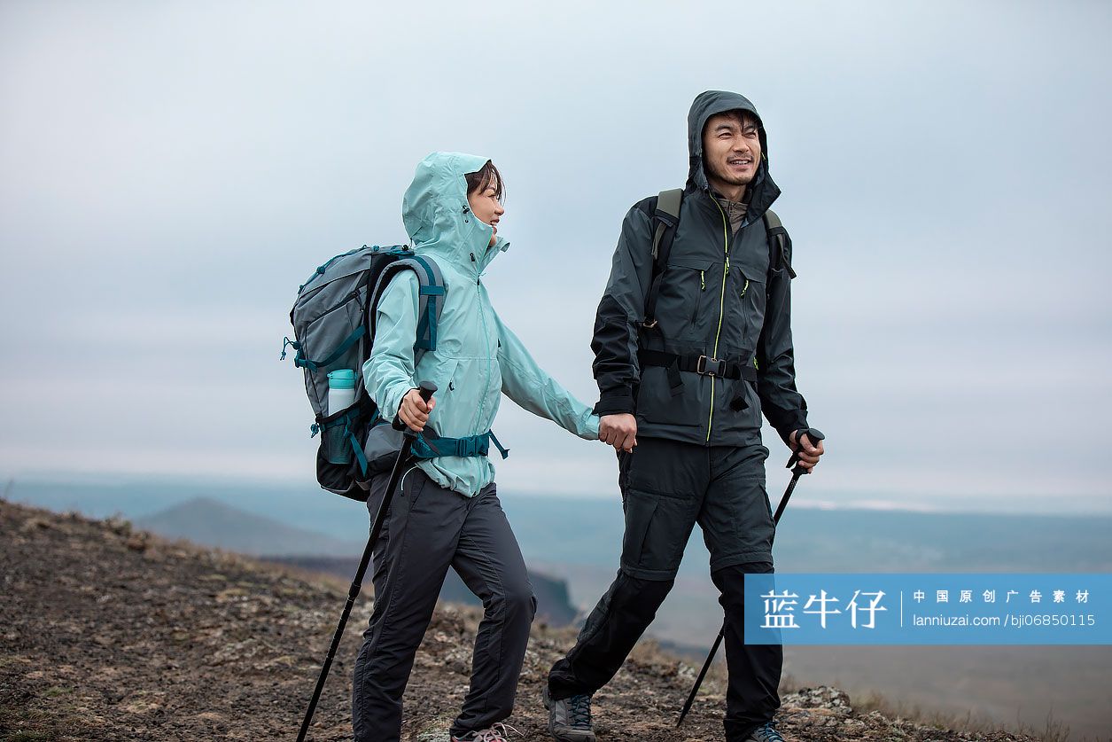 快乐的情侣徒步旅行